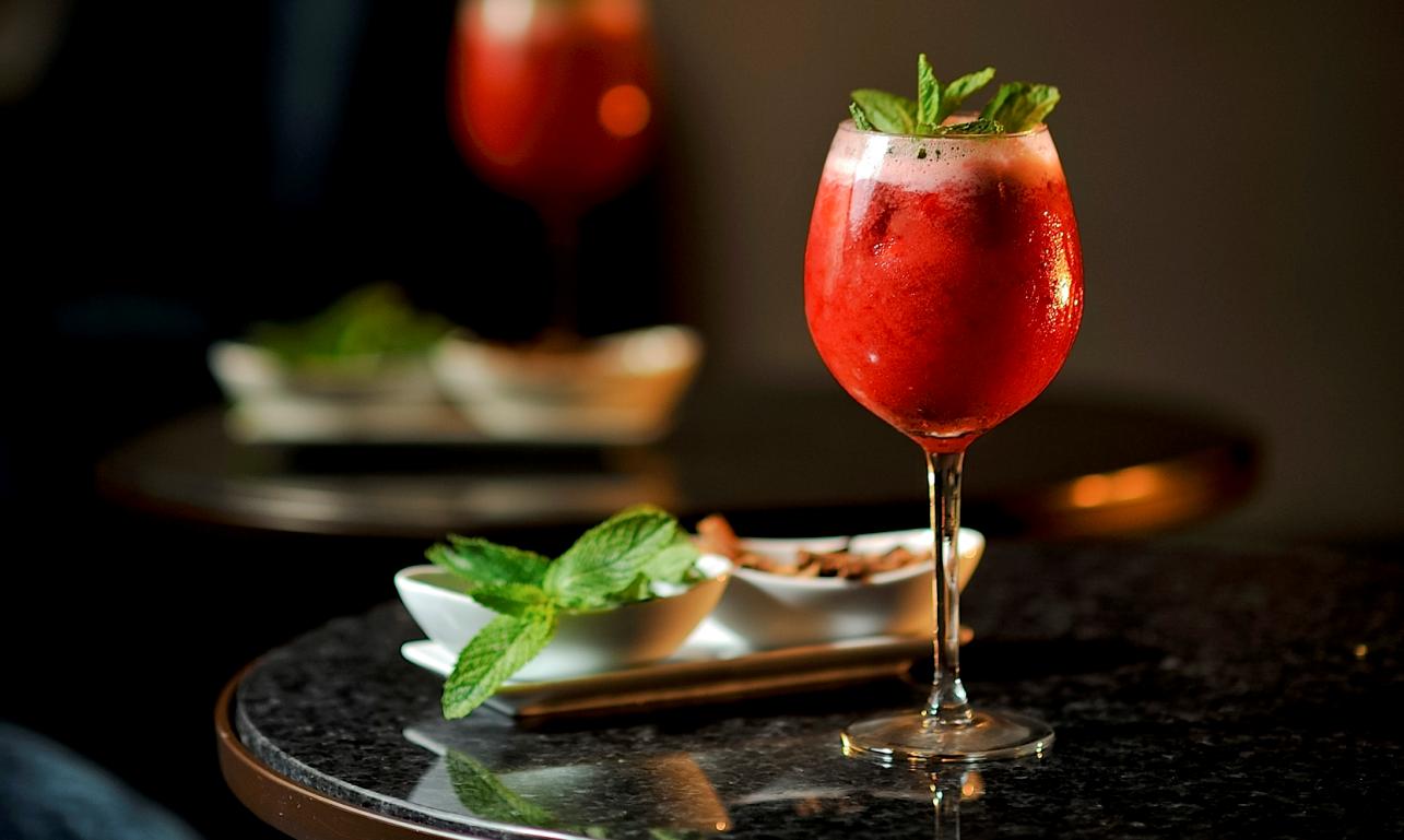 A sangria de espumante e morangos (ou de champanhe, numa versão mais cara) é o mais popular cocktail da Champanharia  Pedro Granadeiro