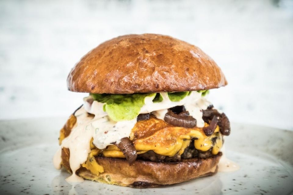 o-ground-burger-hamburguer-da-casa-leva-cebola-roxa-frita-queijo-cheddar-alface-e-molho-especial-orlando-ribeiro