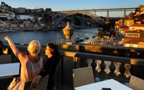 Beber vinho do Porto num miradouro com vista única sobre o Douro