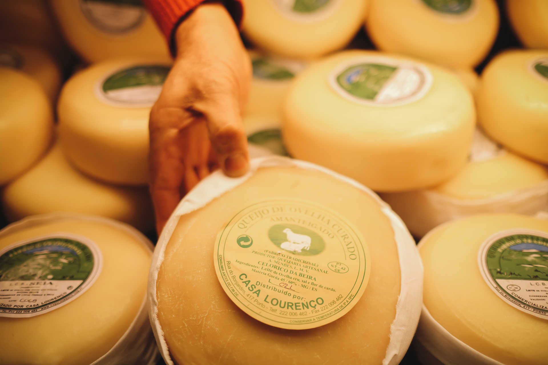 Casa Lourenço, na Rua do Bonjardim, oferece vasta variedade de queijos.