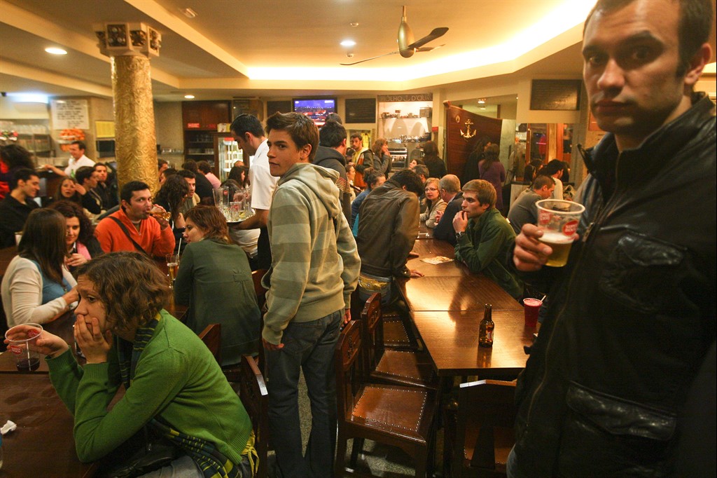 noite no porto
cafe piolho

estudantes
leonel de castro
27 03 09