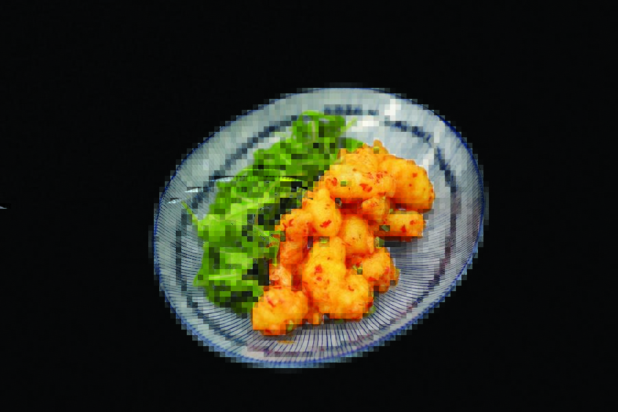 tempura-de-camaruo-molho-picante-salada-com-molho-de-yuzu