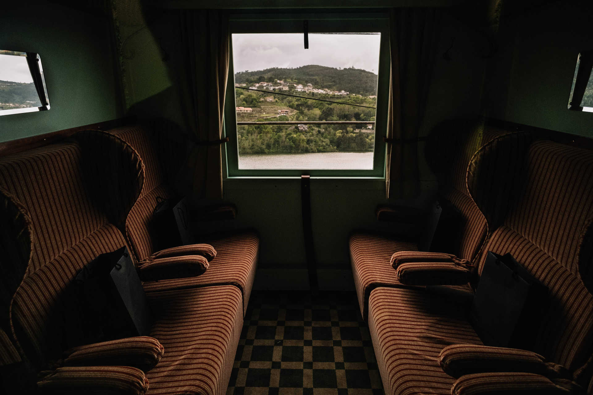 Viagem no comboio presidencial ao Douro Vinhateiro.