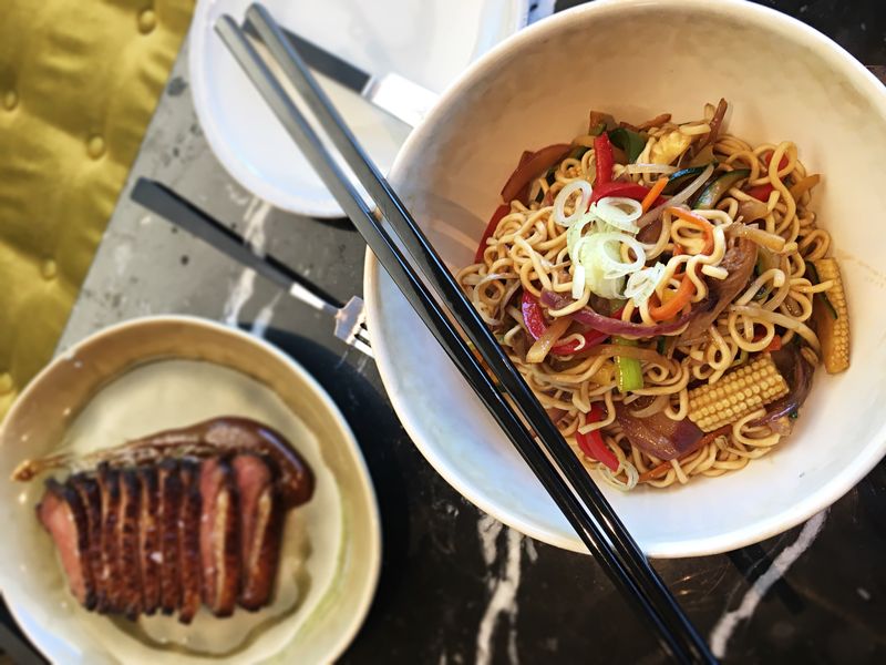 CAFÉ COLONIAL – Pato Asiático e Noodles de vegetais – Foto JMS_resultado