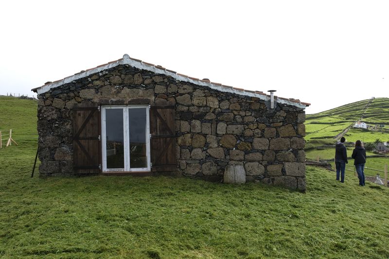 Ilha a Pé, projecto de ecoalojamento de Rita e Ioannis composta por quatro palheiros, recuperados na Ilha de santa Maria, Açores.