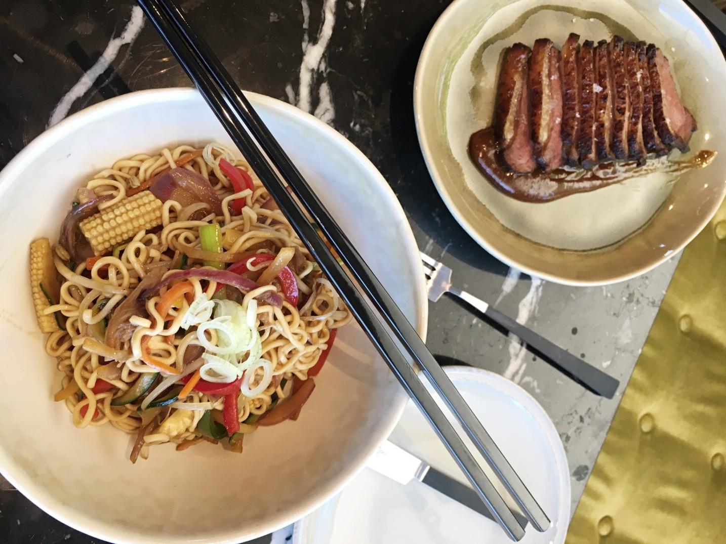 Pato asiático com noodles do Café Colonial – JMS