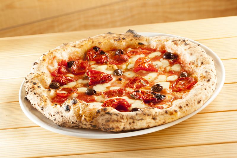 Pizza Dama Rossa_Tomate, Mozzarella Flor Di Late, tomate seco, azeitonas de taggiasche, salame picante e alecrim_resultado