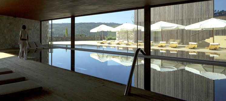 monverde-wine-experience-hotel-porto-piscina-interior-espreguicadeiras-2-p
