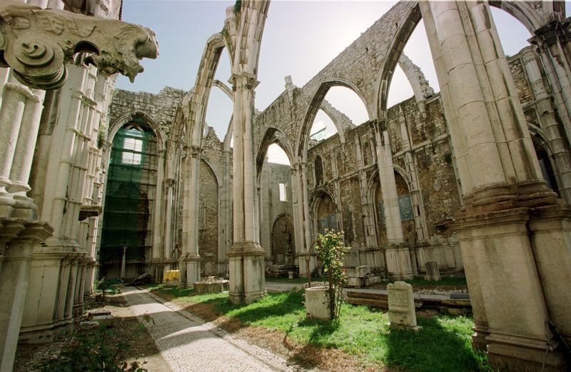 ar livre cinema nas ruínas Convento do Carmo Lisboa