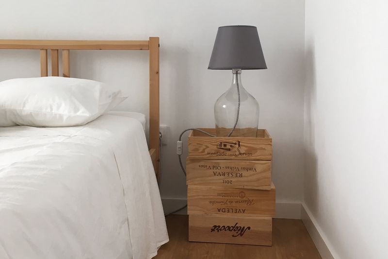 wine-wood-boxes-bedside-table-1600x1066_resultado