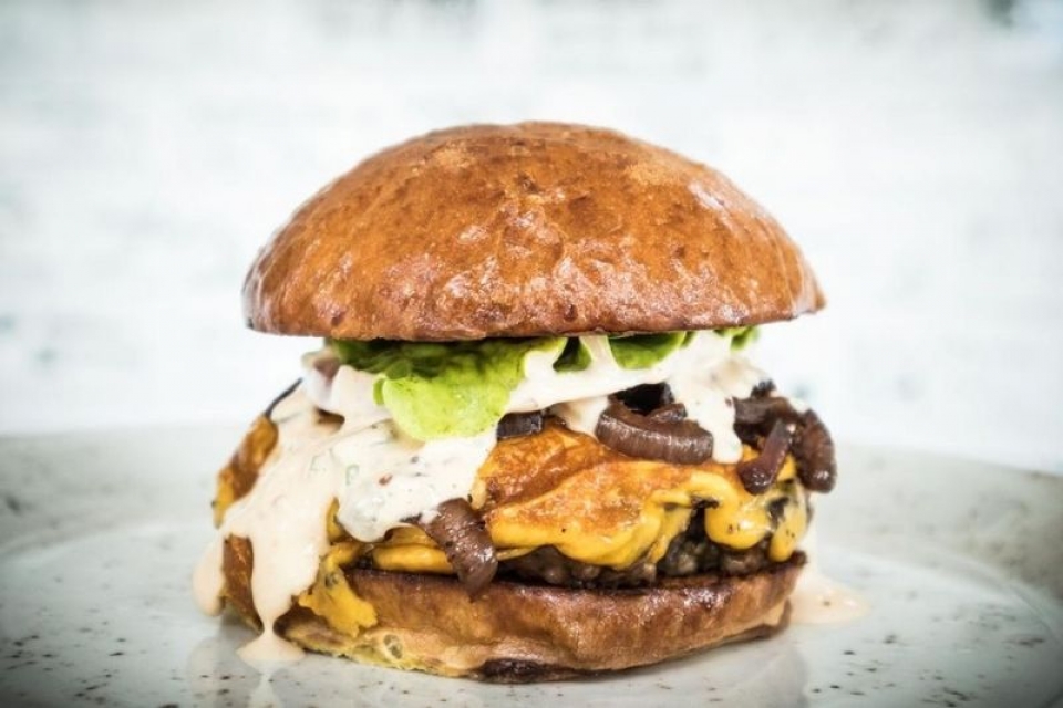 O-Ground-Burger-hamburguer-da-casa-leva-cebola-roxa-frita-queijo-cheddar-alface-e-molho-especial-Orlando-Ribeiro-960x640_c_resultado