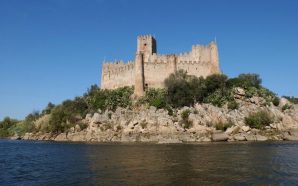 Castelo de Almourol Portugal terceiro melhor destino para visitar em 2018 Top10 Lonely Planet