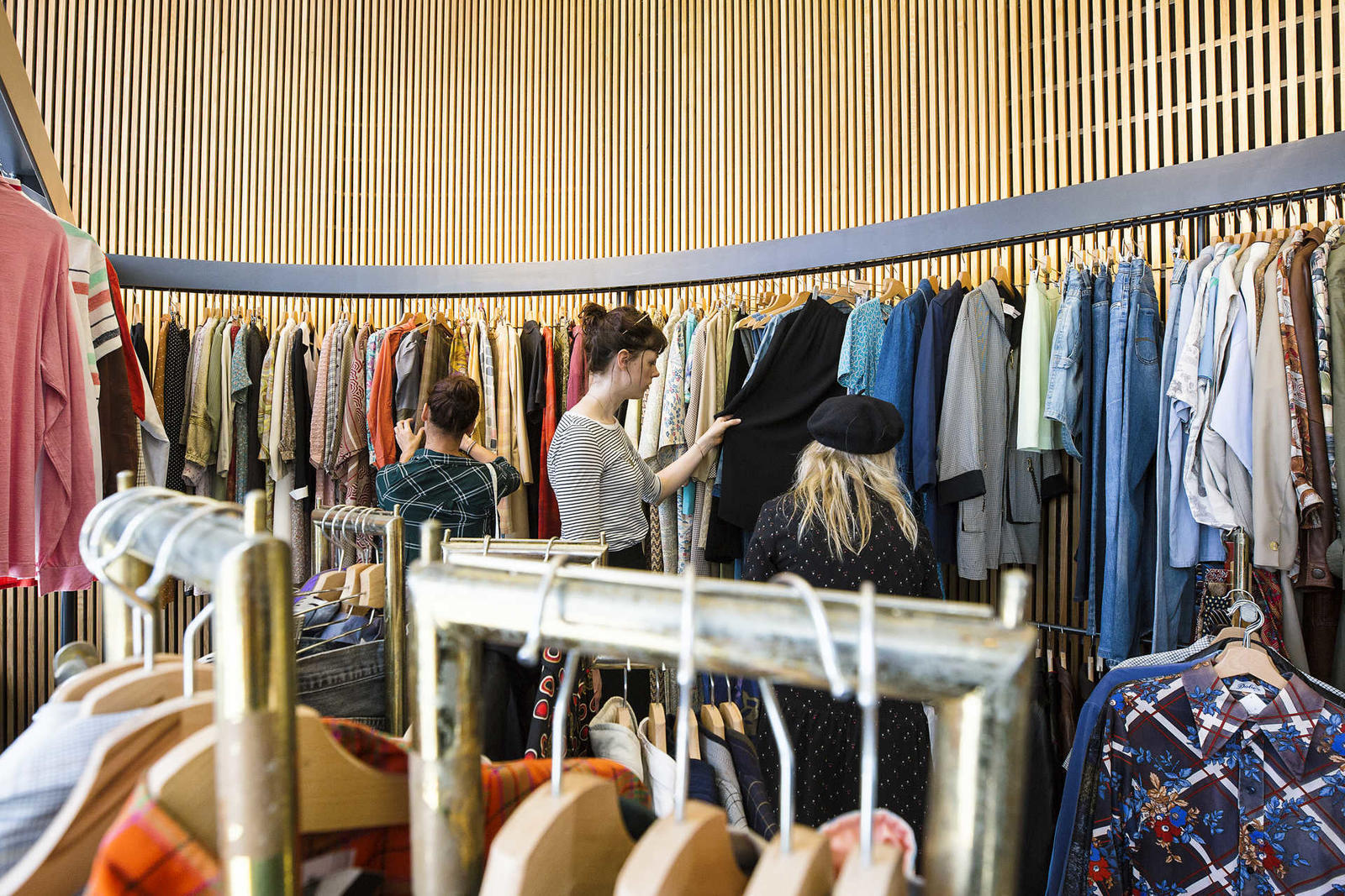 Loja Mão Esquerda – loja de roupa em segunda mão e vintage