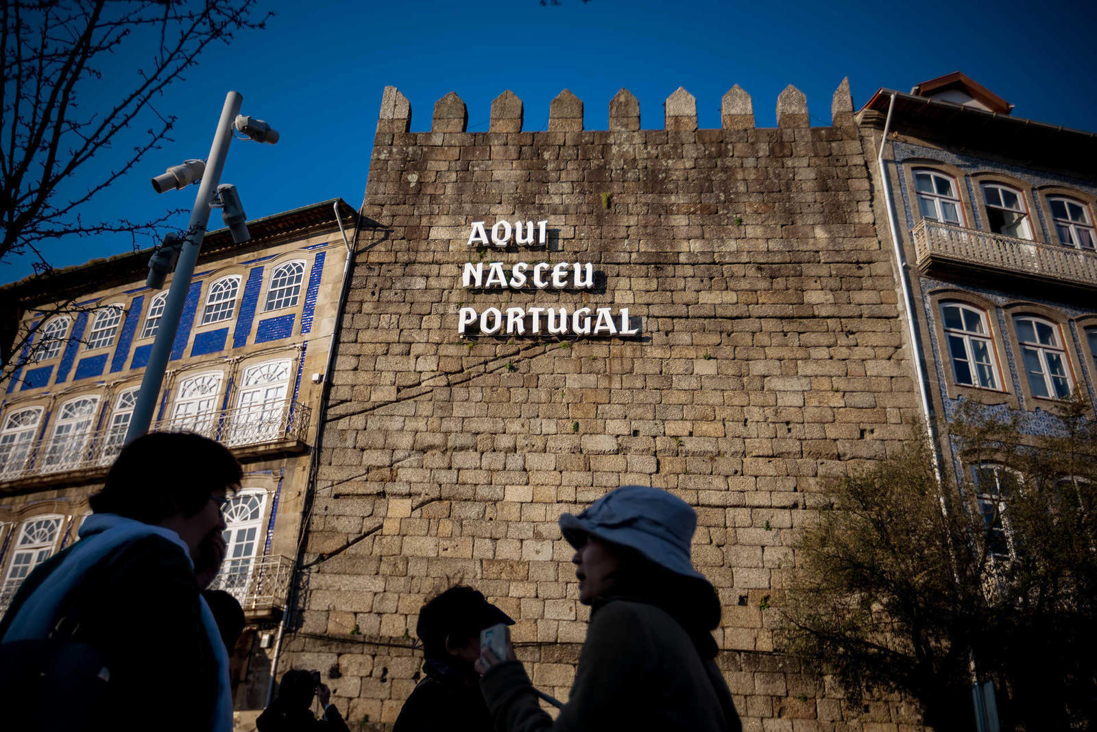 Torre da Alfândega, muralha com inscrição “Aqui Nasceu Portugal”