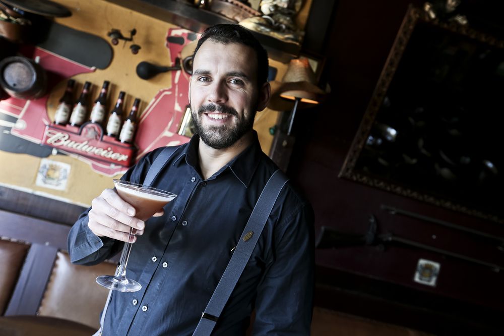 Carlos Santiago, barman