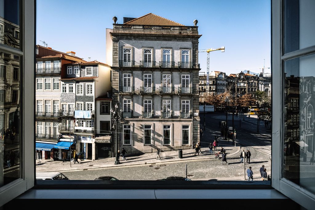 The Passenger Hostel situa-se dentro da estação de São Bento, no Porto.