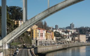 Nesta rua do Porto passeia-se com paisagem, junto ao rio