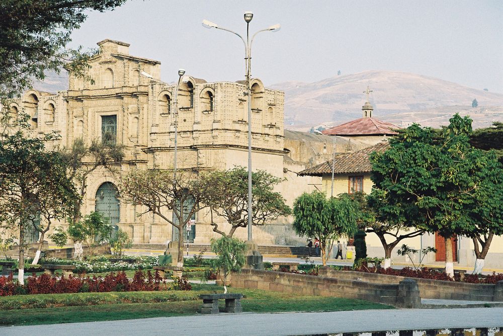 Peru_Cajamarca_Central_Plaza_resultado