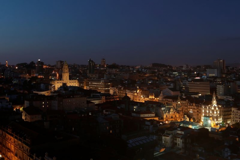 Fotografia noturna do alto da Torre dos Clérigos