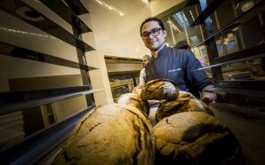 Como é feito o novo pão artesanal da Padaria Portuguesa?