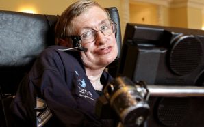 Hawking quebrou dieta de 33 anos para provar pastéis de Belém