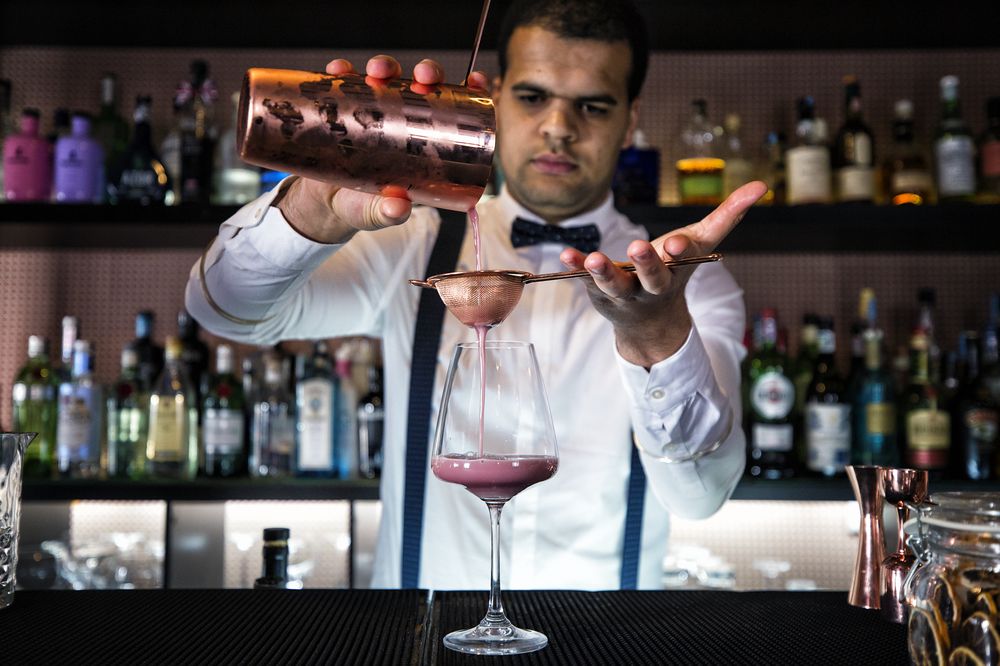 Tema de capa sobre bartenders: reportagem com Helder Rodrigues, bartender na Tasca de Santana.
