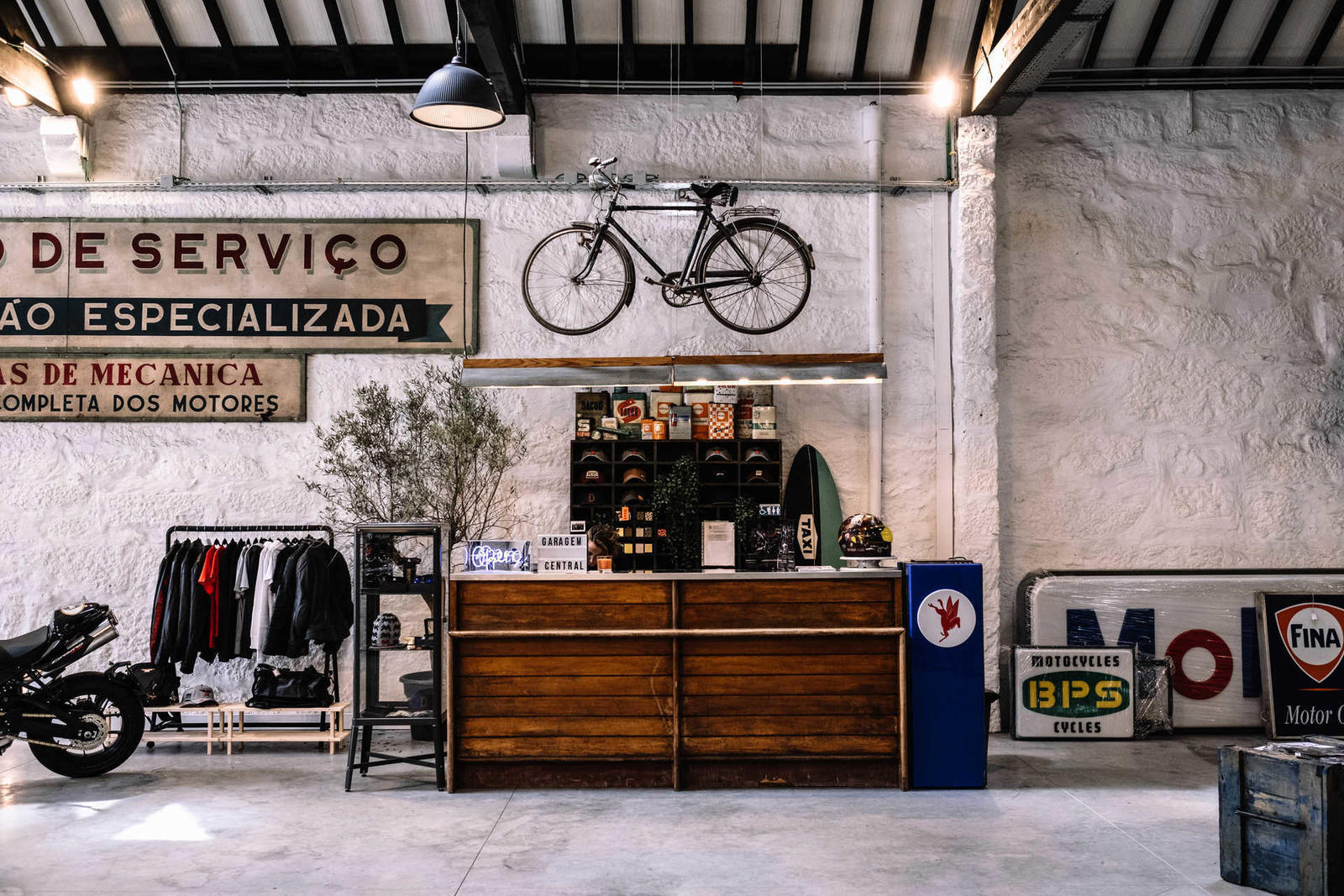 Garagem Central abre portas na rua da Alegria, 1023, na cidade do Porto.
