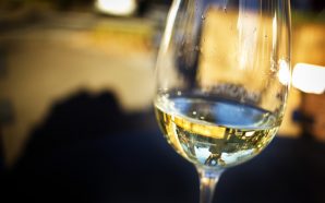 Os três vinhos brancos «perfeitos» segundo o The Guardian
