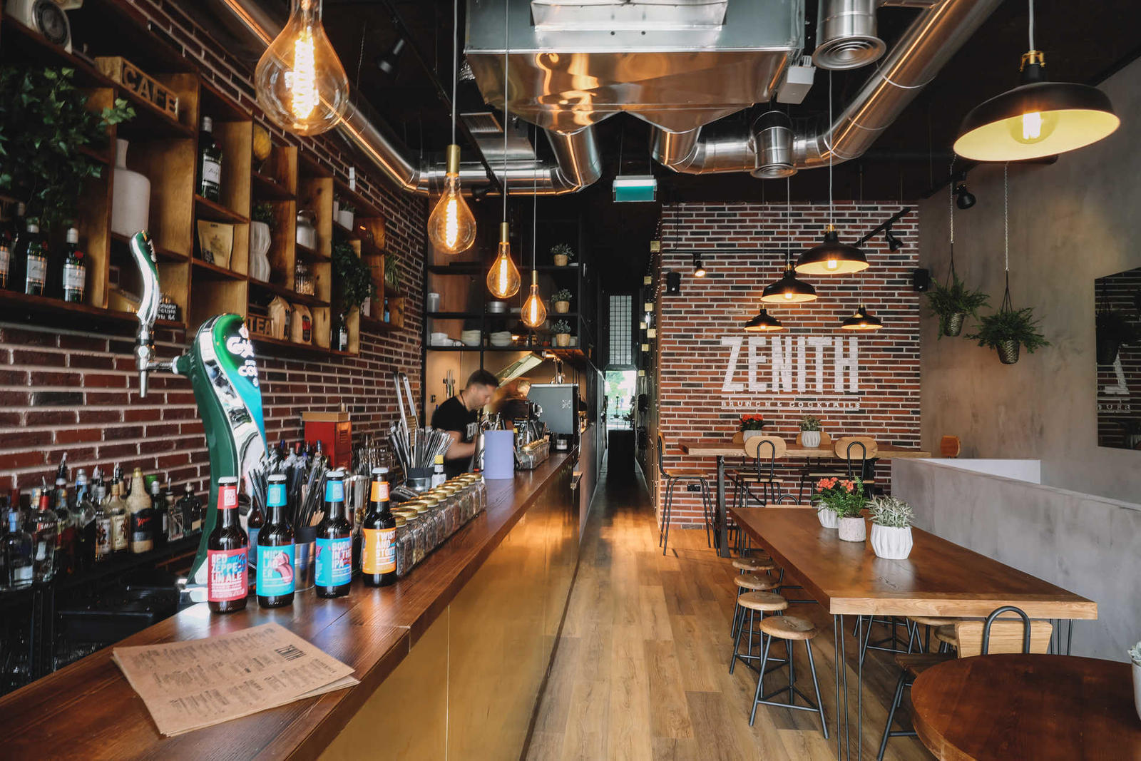 Zenith Caffe abriu na Praça Carlos Alberto, na cidade do Porto.