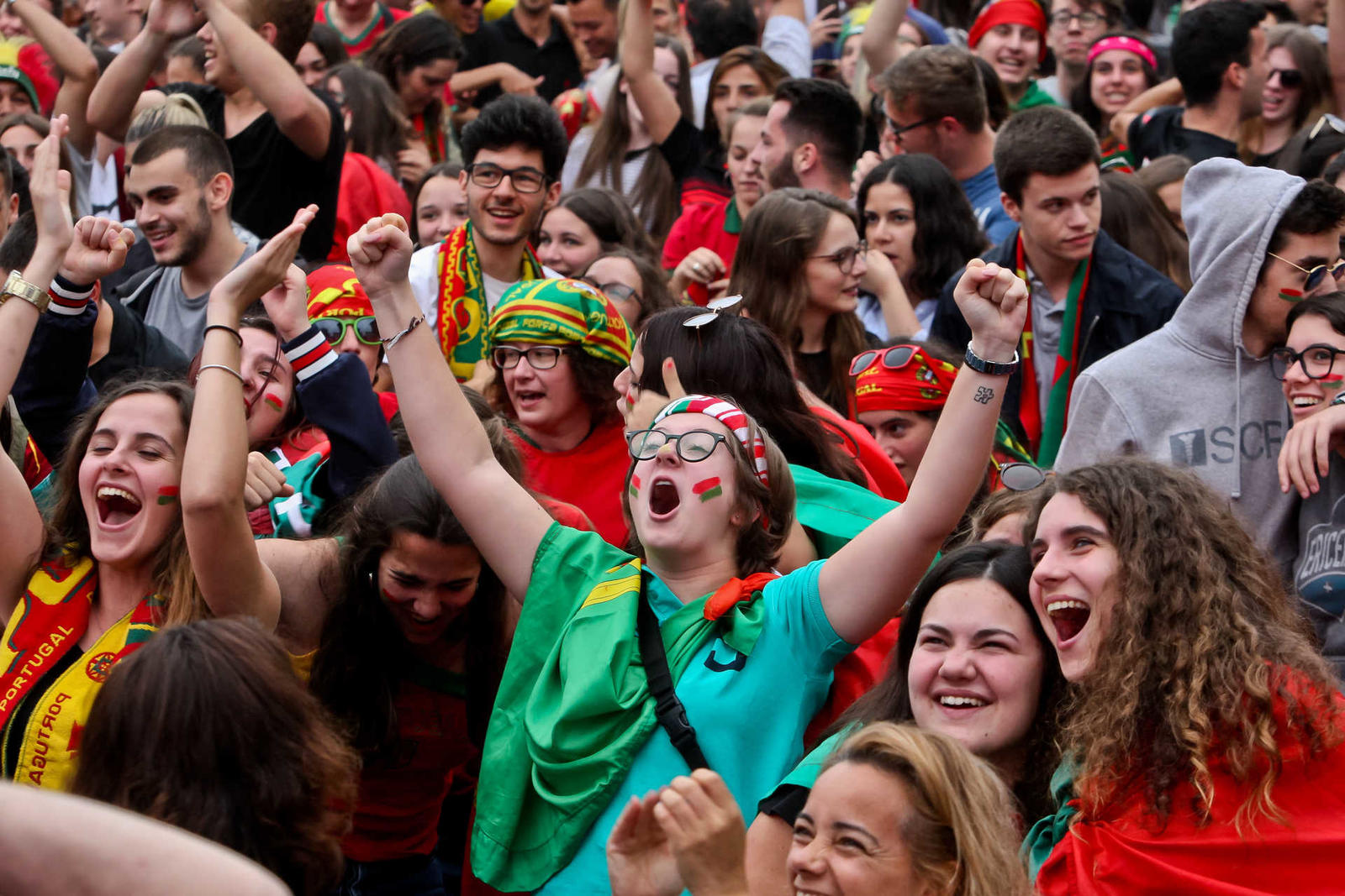 Adeptos de Portugal assistem ao jogo de Portugal vs Irão no ecrã gigante na Cordoaria no Porto