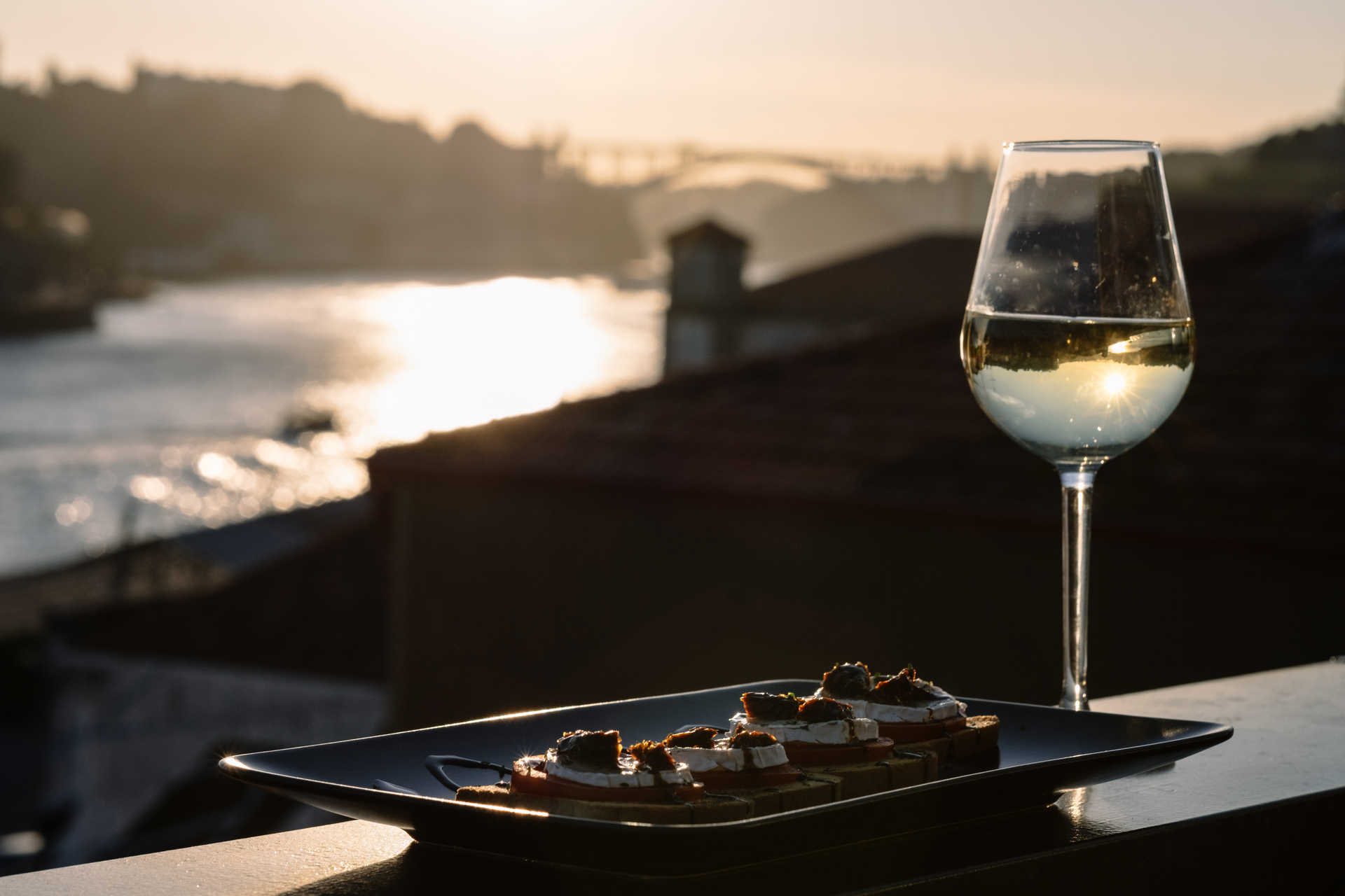 Mirajazz, wine bar com vista sobre o rio Douro, na Escadas do Caminho Novo.