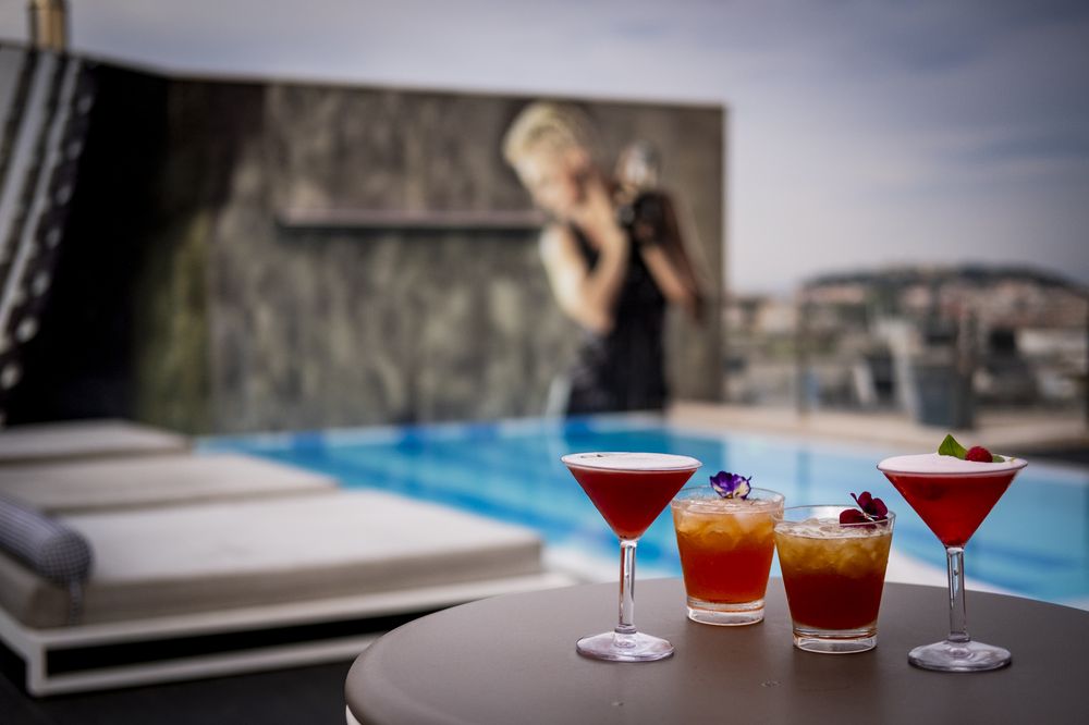 Cocktails no terraço do bar Hotel Fénix Music