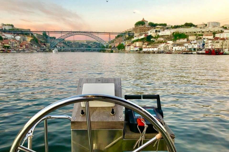 Oporto Douro Floating House: Já pode dormir numa casa barco no rio Douro