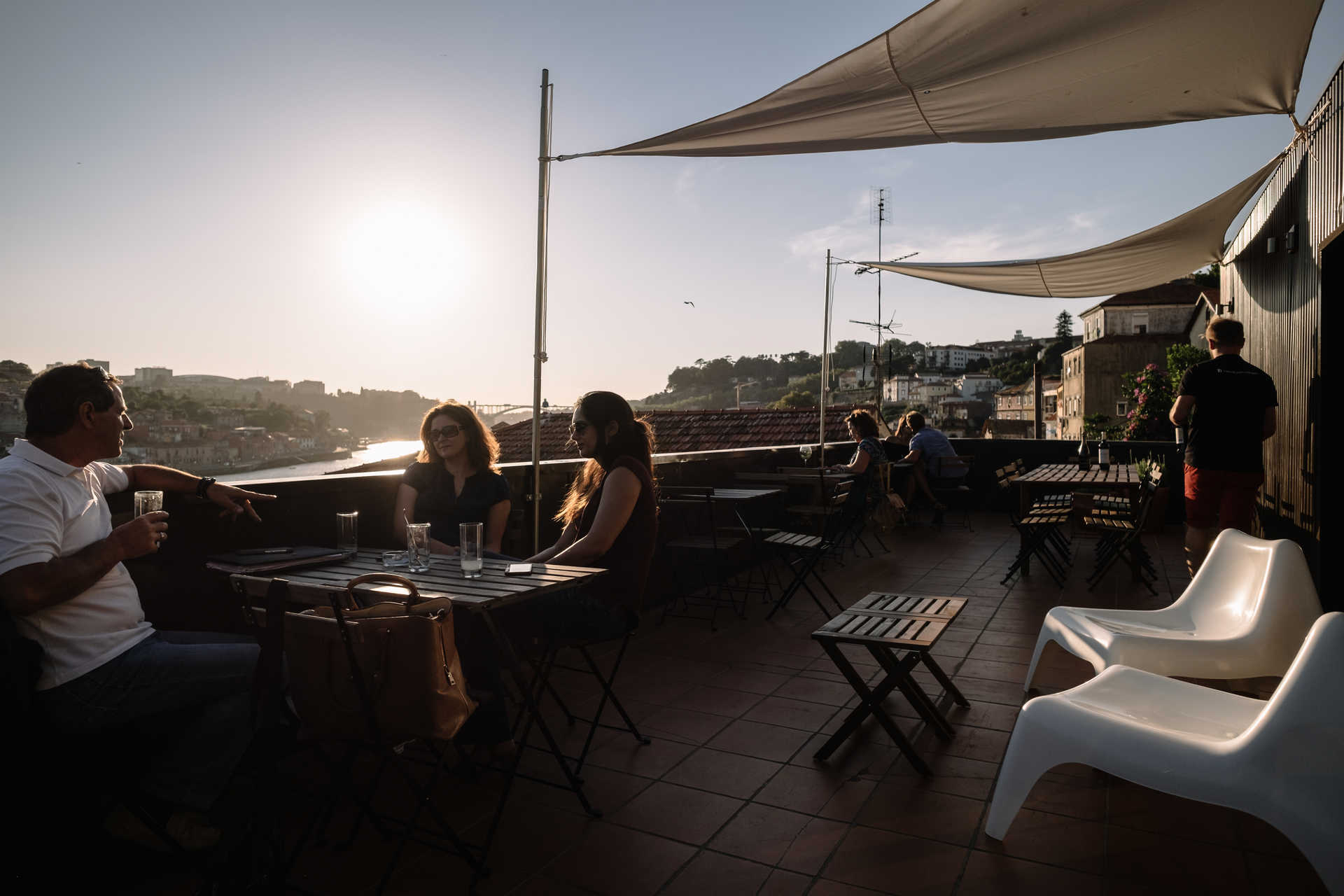 Mirajazz, wine bar com vista sobre o rio Douro, na Escadas do Caminho Novo.