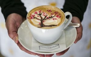 Esta cafetaria de Aveiro faz desenhos no creme do café