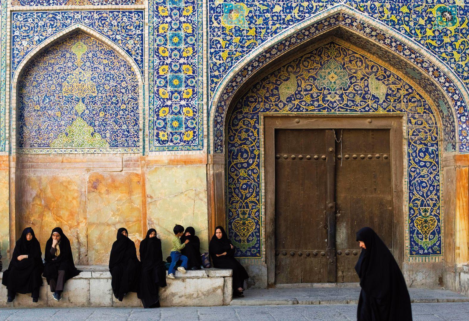 Women arrive at Naghsh e Jahan square for festival of Eid-al-Fitr in Isfahan