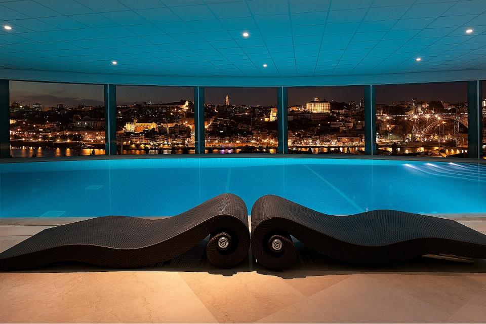 Indoor-Pool-at-Night-at-The-Yeatman-960x640_c