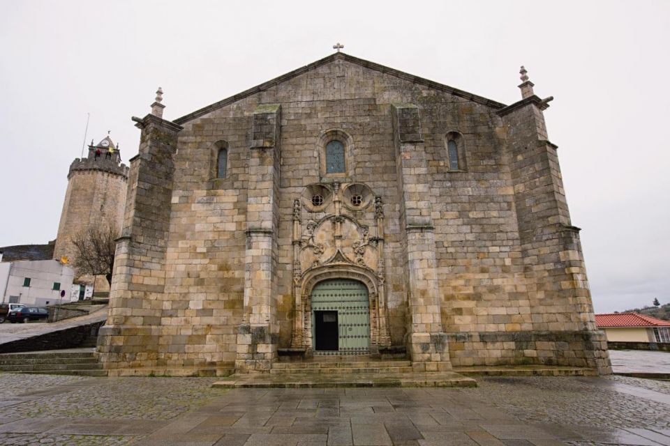 Igreja-Matriz-de-Freixo-de-Espada-à-Cinta-estilo-Manuelino-e-ao-fundo-Torre-Heptagonal.-1-960x640_c