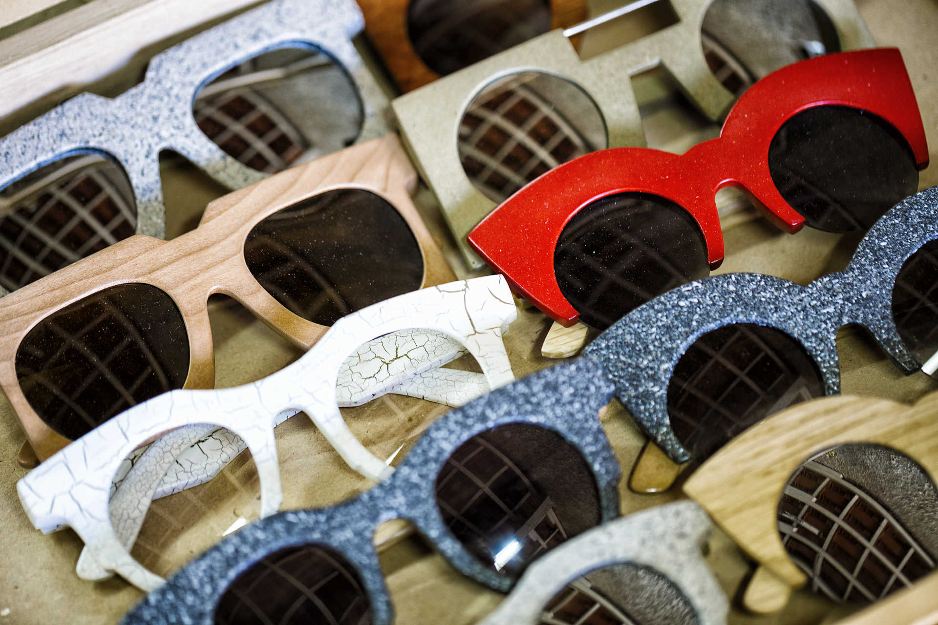 Lojas Oficinais: Ateliê Cuscuz – faz óculos de sol com desperdícios de madeira