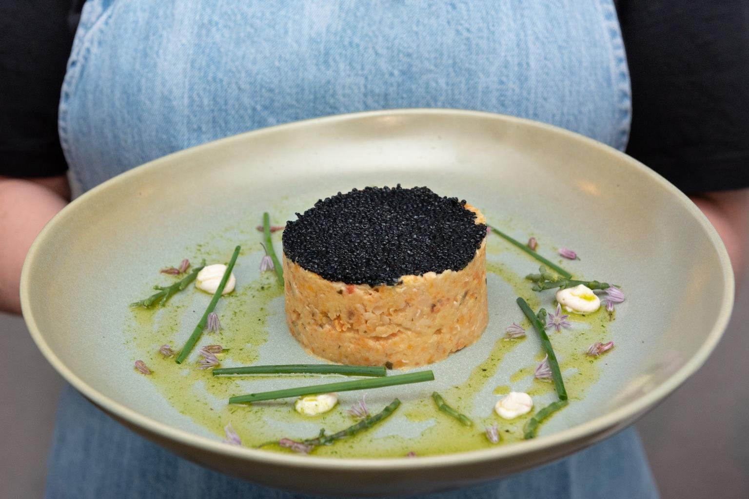 Lupin (Porto). Tártaro de cenoura, pastinaca e lentilhas com caviar de algas e rebentos de ervilha. (André Rolo/GI)