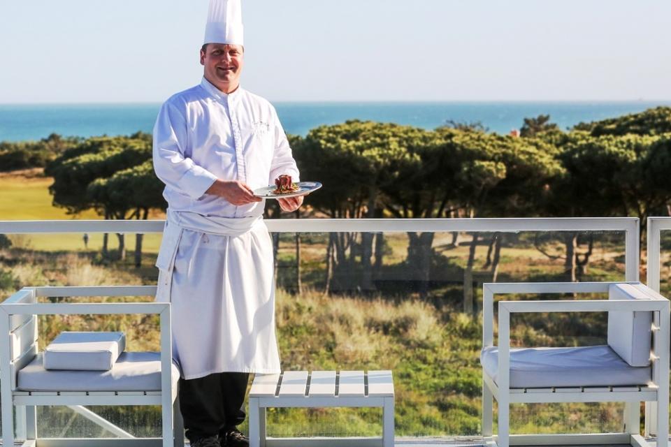 O chef Cyril Devilliers dá a provar o melhor da estação, entre a técnica francesa e o sabor português, no restaurante Ipsylon (Leonardo Negrão/GI)
