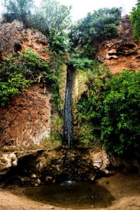 A cascata da Queda do Vigário, em Alte, nem sempre corre, mas vale sempre a curta caminhada até lá. (Filipe Amorim/GI)