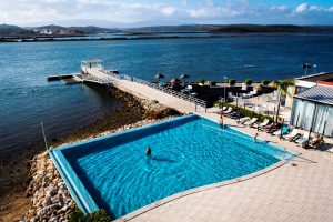 A piscina do Água Riverside, projetada rio adentro, é perfeita para fotografias de meter inveja nas redes sociais. (Filipe Amorim/GI)