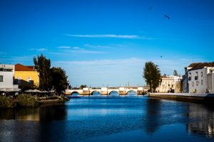 Ao passar a ponte medieval, em Tavira, o rio Séqua muda de nome para Gilão. (Filipe Amorim/GI)