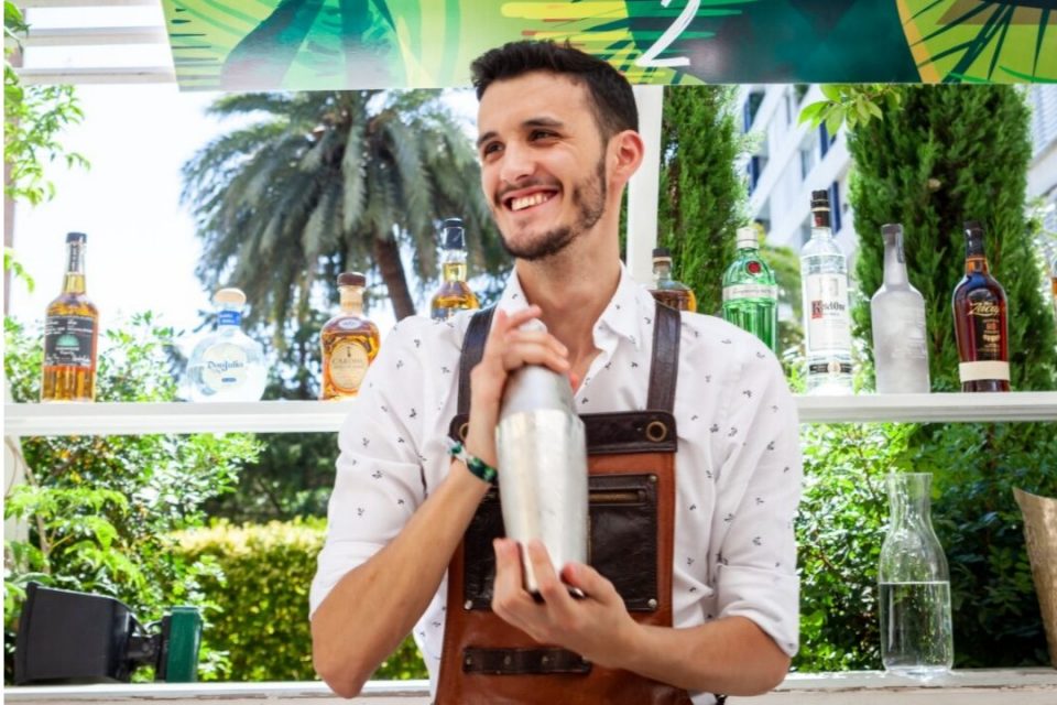 Eleito o melhor bartender português de 2019 - é de Guimarães e trabalha no Porto