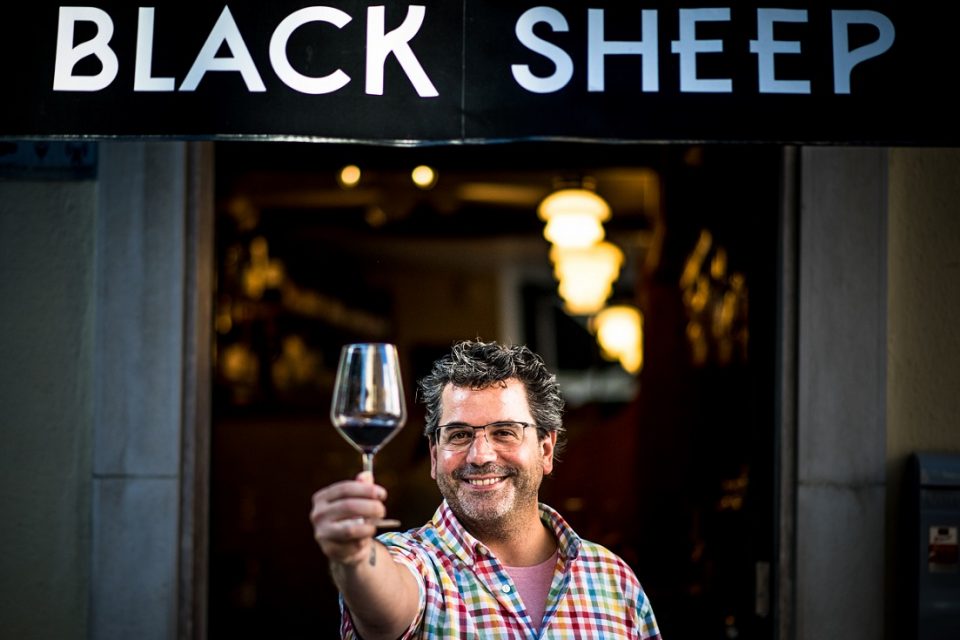 Abriu o mais pequeno bar de vinhos de Lisboa - onde cabem 120 referências