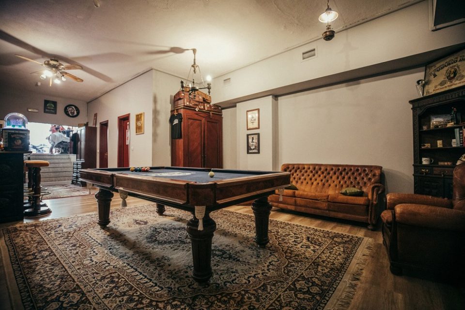 Barbearia do Porto ganha sala de snooker e passa a ter cervejas e cocktails