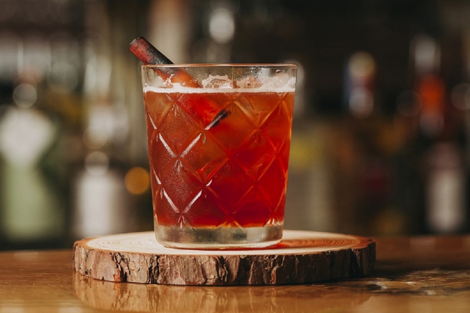 Bartender em casa: receita de um cocktail para aquecer o serão