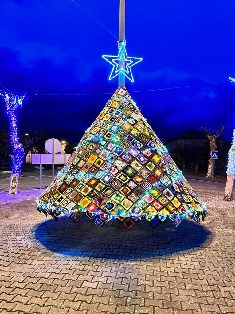Na aldeia de Medelim, nasceu uma árvore de Natal feita em crochê