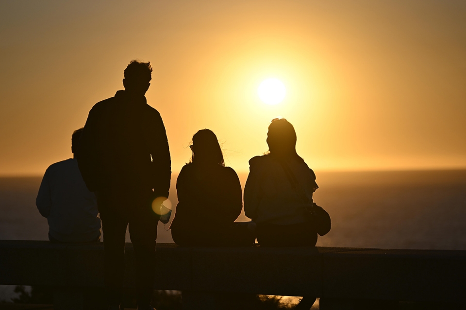 Casal fica mostrando puro amor um ao outro ao pôr do sol